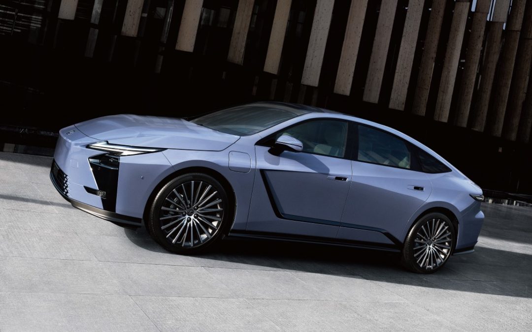Bemutatkozott a vadonatúj Lexus ES – először tisztán elektromos hajtással is elérhető